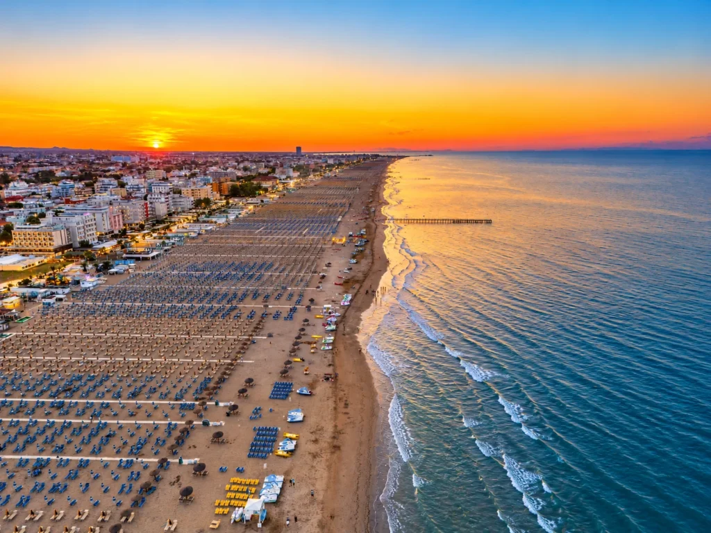 Spiaggia e mare a Rimini al tramonto, veduta aerea della costa