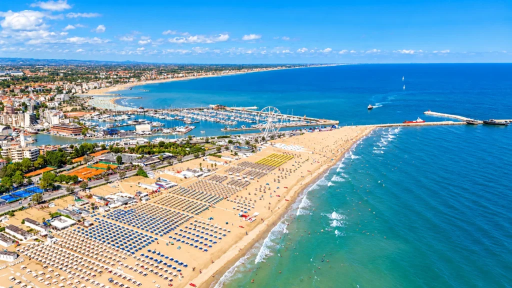 Panorama aereo dell’Adriatico e della spiaggia di Rimini