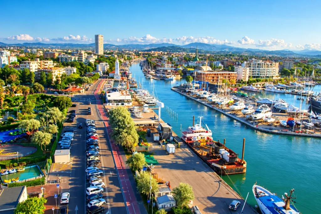Panorama del porto canale di Rimini con barche e canale