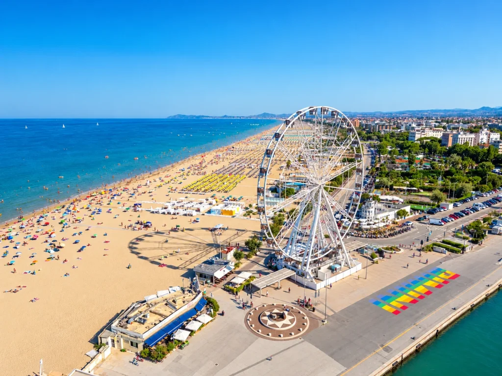 La ruota panoramica di Rimini accanto alla spiaggia