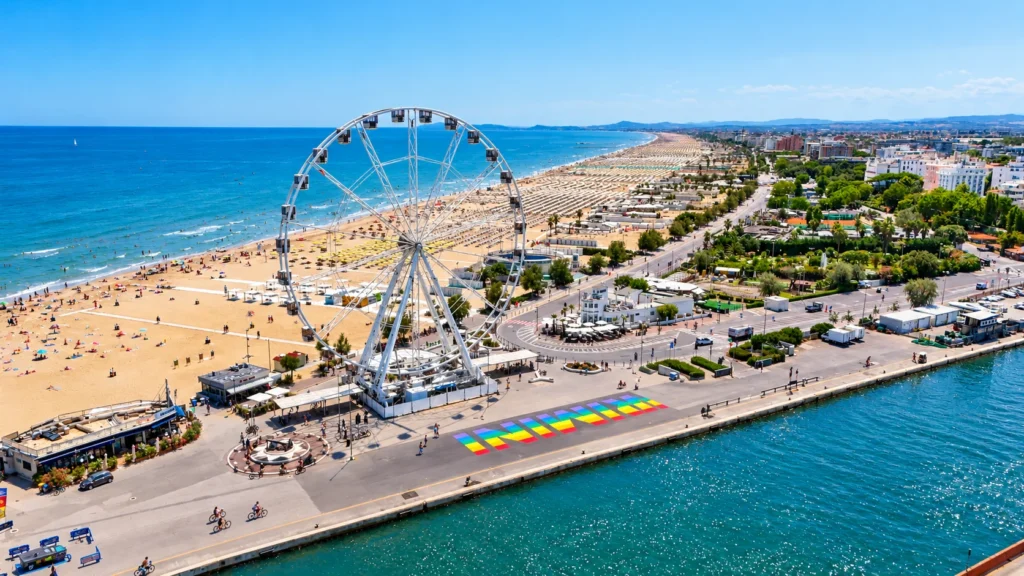 La ruota panoramica di Rimini vista dal mare