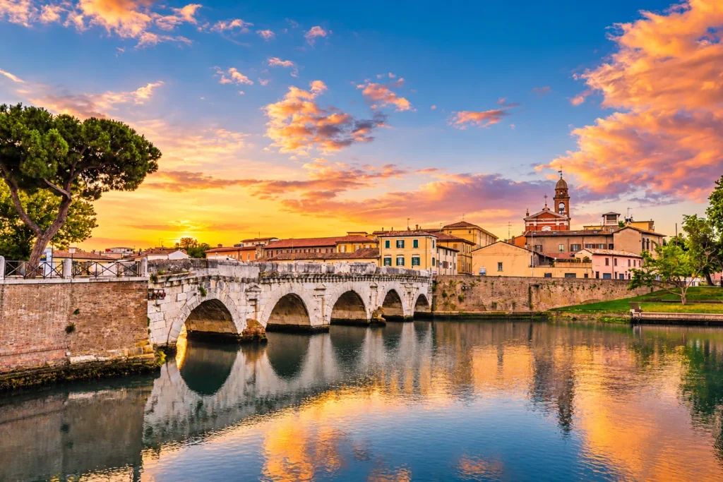 Il Ponte di Tiberio con il riflesso sull’acqua, al tramonto