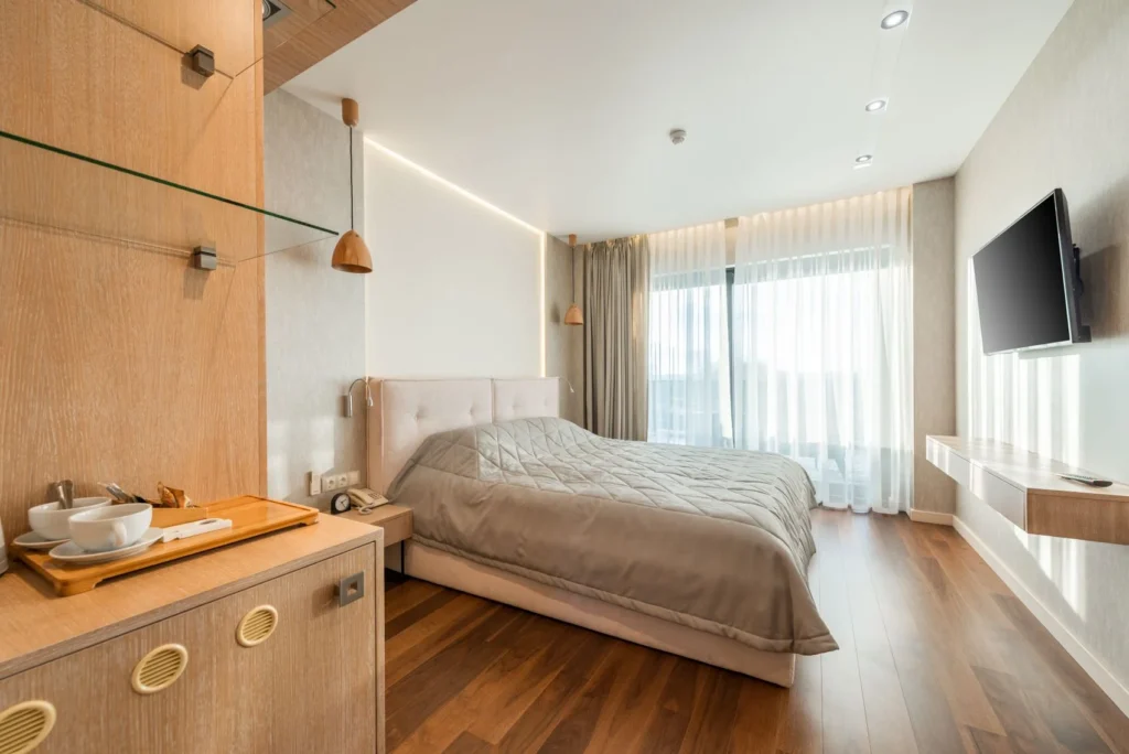 Camera con letto e TV, foto illustrativa
