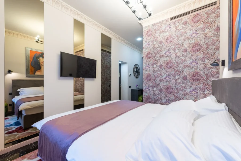 Camera moderna con letto, foto illustrativa